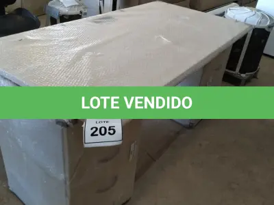 LOTE 205 - 01 MESA EM MADEIRA COM GAVETEIROS.  (NO ESTADO EM QUE SE ENCONTRA. SUJEITO A AVARIAS OCULTAS/VISÍVEIS.)  