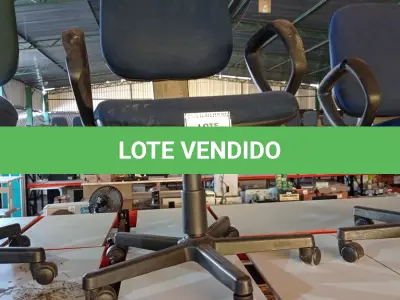 LOTE 040 - 01 CADEIRA GIRATÓRIA COM RODINHAS. (NO ESTADO) ATENÇÃO! FAZER A VISITAÇÃO ANTES DE ARREMATAR, NÃO SABEMOS SE FUNCIONA, LEILÃO NÃO TEM GARANTIA E NEM DEVOLUÇÃO, SUJEITO A POSSÍVEIS AVARIAS VISÍVEIS/OCULTAS E/OU AUSÊNCIA DE COMPONENTES.