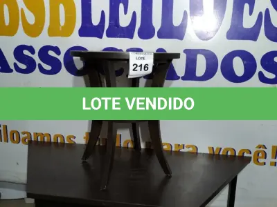LOTE 216 -  01 MESA DE CENTRO EM MADEIRA. (NO ESTADO EM QUE SE ENCONTRA. SUJEITO A AVARIAS OCULTAS/VISÍVEIS.) AU2439K 