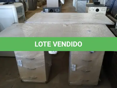 LOTE 191 -  01 MESA COM GAVETEIROS. (NO ESTADO EM QUE SE ENCONTRA. SUJEITO A AVARIAS OCULTAS/VISÍVEIS.)  