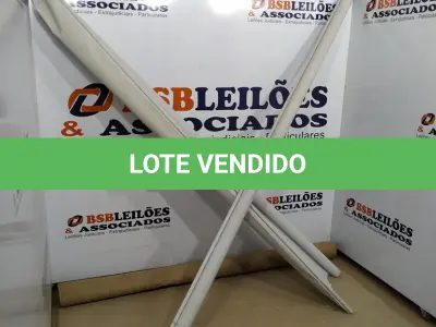 LOTE 033 - 02 PERSIANAS BLACKOUT NA COR BRANCO GELO. (NO ESTADO) ATENÇÃO! FAZER A VISITAÇÃO ANTES DE ARREMATAR, NÃO SABEMOS SE FUNCIONA, LEILÃO NÃO TEM GARANTIA E NEM DEVOLUÇÃO, SUJEITO A POSSÍVEIS AVARIAS VISÍVEIS/OCULTAS E/OU AUSÊNCIA DE COMPONENTES.