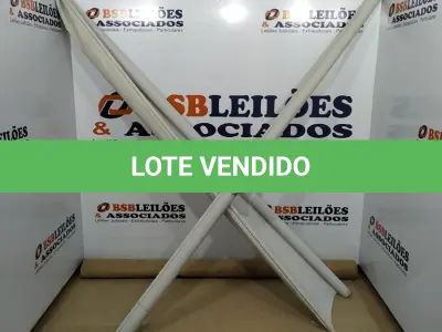 LOTE 033 - 02 PERSIANAS BLACKOUT NA COR BRANCO GELO. (NO ESTADO) ATENÇÃO! FAZER A VISITAÇÃO ANTES DE ARREMATAR, NÃO SABEMOS SE FUNCIONA, LEILÃO NÃO TEM GARANTIA E NEM DEVOLUÇÃO, SUJEITO A POSSÍVEIS AVARIAS VISÍVEIS/OCULTAS E/OU AUSÊNCIA DE COMPONENTES.