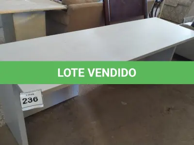 LOTE 236 -  01 MESA EM MADEIRA. (NO ESTADO EM QUE SE ENCONTRA. SUJEITO A AVARIAS OCULTAS/VISÍVEIS.)  