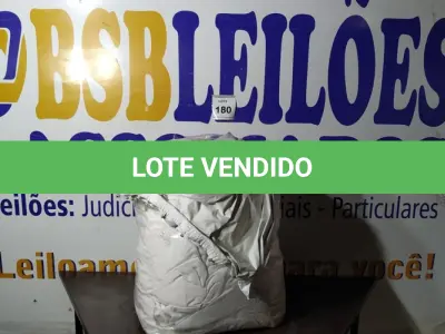 LOTE 180 - 01 SACO COM CORTINAS. (NO ESTADO EM QUE SE ENCONTRA. SUJEITO A AVARIAS OCULTAS/VISÍVEIS.)  