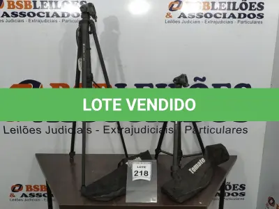 LOTE 218 - 02 TRIPÉS PARA CÂMERA MARCA TOMATE. (NO ESTADO) ATENÇÃO! FAZER A VISITAÇÃO ANTES DE ARREMATAR, NÃO SABEMOS SE FUNCIONA, LEILÃO NÃO TEM GARANTIA E NEM DEVOLUÇÃO, SUJEITO A POSSÍVEIS AVARIAS VISÍVEIS/OCULTAS E/OU AUSÊNCIA DE COMPONENTES.
