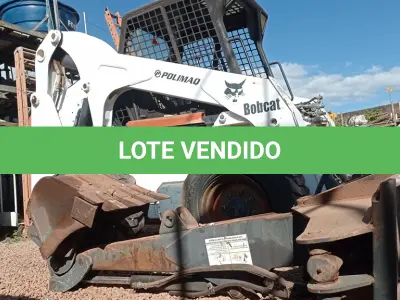 LOTE 176 - 01 MINI CARREGADEIRA BOBCAT S300 A DISEL COM 02 IMPLEMENTOS, ANO 2004. (NO ESTADO EM QUE SE ENCONTRA. SUJEITO A AVARIAS OCULTAS/VISÍVEIS.) AV9497M
