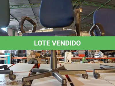 LOTE 040 - 01 CADEIRA GIRATÓRIA COM RODINHAS. (NO ESTADO) ATENÇÃO! FAZER A VISITAÇÃO ANTES DE ARREMATAR, NÃO SABEMOS SE FUNCIONA, LEILÃO NÃO TEM GARANTIA E NEM DEVOLUÇÃO, SUJEITO A POSSÍVEIS AVARIAS VISÍVEIS/OCULTAS E/OU AUSÊNCIA DE COMPONENTES.
