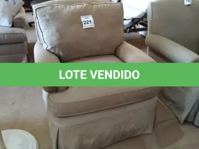 LOTE 221 - 01 POLTRONA.  (NO ESTADO EM QUE SE ENCONTRA. SUJEITO A AVARIAS OCULTAS/VISÍVEIS.)  AV9888V