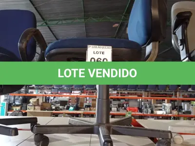 LOTE 060 - 01 CADEIRA GIRATÓRIA COM RODINHAS. (NO ESTADO) ATENÇÃO! FAZER A VISITAÇÃO ANTES DE ARREMATAR, NÃO SABEMOS SE FUNCIONA, LEILÃO NÃO TEM GARANTIA E NEM DEVOLUÇÃO, SUJEITO A POSSÍVEIS AVARIAS VISÍVEIS/OCULTAS E/OU AUSÊNCIA DE COMPONENTES.