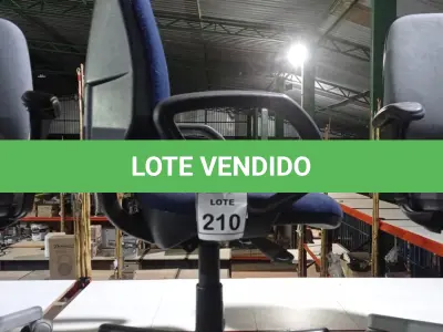 LOTE 210 - 01 CADEIRA DE ESCRITÓRIO GIRATÓRIA COM RODINHAS. (NO ESTADO) ATENÇÃO! FAZER A VISITAÇÃO ANTES DE ARREMATAR, NÃO SABEMOS SE FUNCIONA, LEILÃO NÃO TEM GARANTIA E NEM DEVOLUÇÃO, SUJEITO A POSSÍVEIS AVARIAS VISÍVEIS/OCULTAS E/OU AUSÊNCIA DE COMPONENTES.