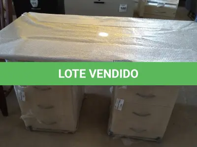 LOTE 224 -  01 MESA EM MADEIRA COM GAVETEIROS. (NO ESTADO EM QUE SE ENCONTRA. SUJEITO A AVARIAS OCULTAS/VISÍVEIS.)  