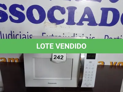 LOTE 242 -  01 MICRO-ONDAS PANASONIC 127V. (NO ESTADO EM QUE SE ENCONTRA. SUJEITO A AVARIAS OCULTAS/VISÍVEIS.) AV9956P  