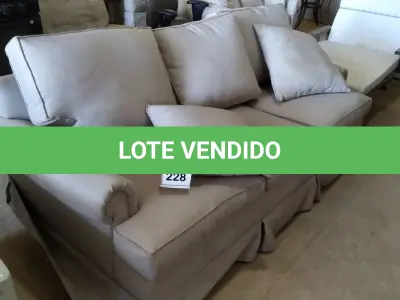 LOTE 228 - 01 SOFÁ 03 LUGARES.  (NO ESTADO EM QUE SE ENCONTRA. SUJEITO A AVARIAS OCULTAS/VISÍVEIS.)  BF8484D