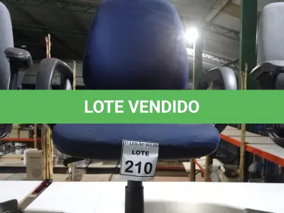 LOTE 210 - 01 CADEIRA DE ESCRITÓRIO GIRATÓRIA COM RODINHAS. (NO ESTADO) ATENÇÃO! FAZER A VISITAÇÃO ANTES DE ARREMATAR, NÃO SABEMOS SE FUNCIONA, LEILÃO NÃO TEM GARANTIA E NEM DEVOLUÇÃO, SUJEITO A POSSÍVEIS AVARIAS VISÍVEIS/OCULTAS E/OU AUSÊNCIA DE COMPONENTES.