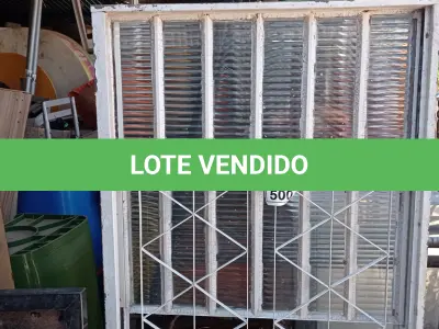 LOTE 500 - 01 JANELA DE VIDRO COM GRADE. (NO ESTADO) ATENÇÃO! FAZER A VISITAÇÃO ANTES DE ARREMATAR, NÃO SABEMOS SE FUNCIONA, LEILÃO NÃO TEM GARANTIA E NEM DEVOLUÇÃO, SUJEITO A POSSÍVEIS AVARIAS VISÍVEIS/OCULTAS E/OU AUSÊNCIA DE COMPONENTES.