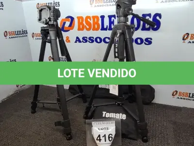 LOTE 416 - 02 TRIPÉS PARA CÂMERAS. (NO ESTADO) ATENÇÃO! FAZER A VISITAÇÃO ANTES DE ARREMATAR, NÃO SABEMOS SE FUNCIONA. LEILÃO NÃO TEM GARANTIA E NEM DEVOLUÇÃO, SUJEITO A POSSÍVEIS AVARIAS VISÍVEIS/OCULTAS E/OU AUSÊNCIA DE COMPONENTES.
