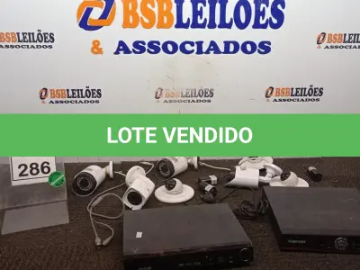 LOTE 286 - 07 CÂMERAS DE MONITORAMENTO, 01 APARELHO DVR E 01 APARELHO DE DVD. (NO ESTADO) ATENÇÃO! FAZER A VISITAÇÃO ANTES DE ARREMATAR, NÃO SABEMOS SE FUNCIONA, LEILÃO NÃO TEM GARANTIA E NEM DEVOLUÇÃO, SUJEITO A POSSÍVEIS AVARIAS VISÍVEIS/OCULTAS E/OU AUSÊNCIA DE COMPONENTES.
