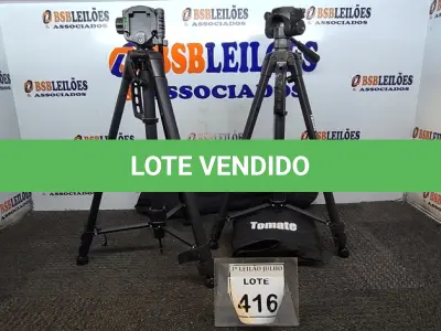 LOTE 416 - 02 TRIPÉS PARA CÂMERAS. (NO ESTADO) ATENÇÃO! FAZER A VISITAÇÃO ANTES DE ARREMATAR, NÃO SABEMOS SE FUNCIONA. LEILÃO NÃO TEM GARANTIA E NEM DEVOLUÇÃO, SUJEITO A POSSÍVEIS AVARIAS VISÍVEIS/OCULTAS E/OU AUSÊNCIA DE COMPONENTES.