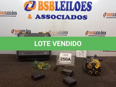 LOTE 250 - NIVEL A LASER COM 2 BATERIAS MALETA ÓCULOS DE PROTEÇÃO (NO ESTADO) ATENÇÃO! FAZER A VISITAÇÃO ANTES DE ARREMATAR, NÃO SABEMOS SE FUNCIONA, LEILÃO NÃO TEM GARANTIA E NEM DEVOLUÇÃO, SUJEITO A POSSÍVEIS AVARIAS VISÍVEIS/OCULTAS E/OU AUSÊNCIA DE COMPONENTES.