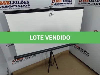 LOTE 361 - 01 TELA DE PROJEÇÃO RETRÁTIL COM TRIPÉ. (NO ESTADO) ATENÇÃO! FAZER A VISITAÇÃO ANTES DE ARREMATAR, NÃO SABEMOS SE FUNCIONA, LEILÃO NÃO TEM GARANTIA E NEM DEVOLUÇÃO, SUJEITO A POSSÍVEIS AVARIAS VISÍVEIS/OCULTAS E/OU AUSÊNCIA DE COMPONENTES.
