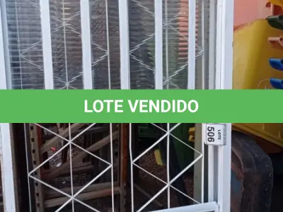 LOTE 506 - 01 JANELA DE VIDRO COM GRADE. (NO ESTADO) ATENÇÃO! FAZER A VISITAÇÃO ANTES DE ARREMATAR, NÃO SABEMOS SE FUNCIONA, LEILÃO NÃO TEM GARANTIA E NEM DEVOLUÇÃO, SUJEITO A POSSÍVEIS AVARIAS VISÍVEIS/OCULTAS E/OU AUSÊNCIA DE COMPONENTES.