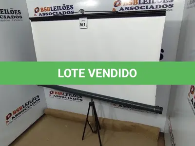 LOTE 361 - 01 TELA DE PROJEÇÃO RETRÁTIL COM TRIPÉ. (NO ESTADO) ATENÇÃO! FAZER A VISITAÇÃO ANTES DE ARREMATAR, NÃO SABEMOS SE FUNCIONA, LEILÃO NÃO TEM GARANTIA E NEM DEVOLUÇÃO, SUJEITO A POSSÍVEIS AVARIAS VISÍVEIS/OCULTAS E/OU AUSÊNCIA DE COMPONENTES.