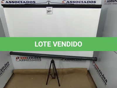 LOTE 361 - 01 TELA DE PROJEÇÃO RETRÁTIL COM TRIPÉ. (NO ESTADO) ATENÇÃO! FAZER A VISITAÇÃO ANTES DE ARREMATAR, NÃO SABEMOS SE FUNCIONA, LEILÃO NÃO TEM GARANTIA E NEM DEVOLUÇÃO, SUJEITO A POSSÍVEIS AVARIAS VISÍVEIS/OCULTAS E/OU AUSÊNCIA DE COMPONENTES.