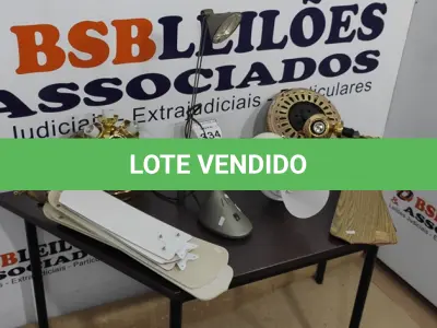 LOTE 334 - 03 VENTILADORES DE TETO SENDO 02 TIPOS LUMINÁRIAS. (NO ESTADO) ATENÇÃO! FAZER A VISITAÇÃO ANTES DE ARREMATAR, NÃO SABEMOS SE FUNCIONA. LEILÃO NÃO TEM GARANTIA E NEM DEVOLUÇÃO, SUJEITO A POSSÍVEIS AVARIAS VISÍVEIS/OCULTAS E/OU AUSÊNCIA DE COMPONENTES.