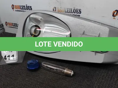 LOTE 411 - 01 LUMINÁRIA DE POSTE. (NO ESTADO) ATENÇÃO! FAZER A VISITAÇÃO ANTES DE ARREMATAR, NÃO SABEMOS SE FUNCIONA, LEILÃO NÃO TEM GARANTIA E NEM DEVOLUÇÃO, SUJEITO A POSSÍVEIS AVARIAS VISÍVEIS/OCULTAS E/OU AUSÊNCIA DE COMPONENTES.