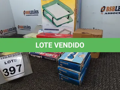 LOTE 397 - 01 LOTE COM 01 CAIXA PARA CORRESPONDÊNCIA DUPLA, 01 CAIXA DE CD-RW, GRAMPOS, GRAMPEADOR E BLOCO DE NOTAS. (NO ESTADO) ATENÇÃO! FAZER A VISITAÇÃO ANTES DE ARREMATAR, NÃO SABEMOS SE FUNCIONA. LEILÃO NÃO TEM GARANTIA E NEM DEVOLUÇÃO, SUJEITO A POSSÍVEIS AVARIAS VISÍVEIS/OCULTAS E/OU AUSÊNCIA DE COMPONENTES.