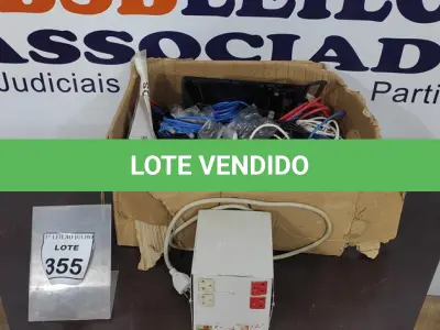 LOTE 355 - 01 TRANSFORMADOR DE VOLTAGEM E 01 CAIXA COM GRANDE QUANTIDADE DE CABOS VARIADOS. (NO ESTADO) ATENÇÃO! FAZER A VISITAÇÃO ANTES DE ARREMATAR, NÃO SABEMOS SE FUNCIONA. LEILÃO NÃO TEM GARANTIA E NEM DEVOLUÇÃO, SUJEITO A POSSÍVEIS AVARIAS VISÍVEIS/OCULTAS E/OU AUSÊNCIA DE COMPONENTES.