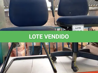 LOTE 230 - 02 CADEIRAS PARA ESCRITÓRIO SENDO 01 GIRATÓRIA COM RODINHAS E 01 COM PÉS FIXOS. (NO ESTADO) ATENÇÃO! FAZER A VISITAÇÃO ANTES DE ARREMATAR, NÃO SABEMOS SE FUNCIONA, LEILÃO NÃO TEM GARANTIA E NEM DEVOLUÇÃO, SUJEITO A POSSÍVEIS AVARIAS VISÍVEIS/OCULTAS E/OU AUSÊNCIA DE COMPONENTES.