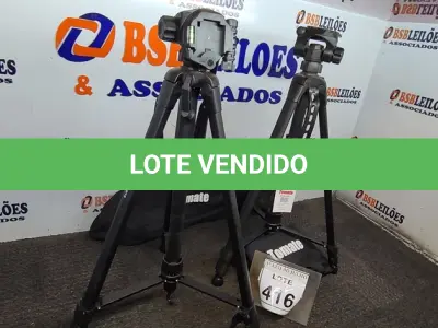 LOTE 416 - 02 TRIPÉS PARA CÂMERAS. (NO ESTADO) ATENÇÃO! FAZER A VISITAÇÃO ANTES DE ARREMATAR, NÃO SABEMOS SE FUNCIONA. LEILÃO NÃO TEM GARANTIA E NEM DEVOLUÇÃO, SUJEITO A POSSÍVEIS AVARIAS VISÍVEIS/OCULTAS E/OU AUSÊNCIA DE COMPONENTES.