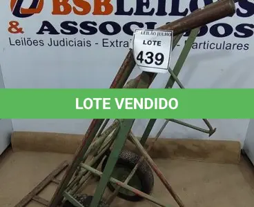 LOTE 439 - 01 CARRINHO 02 RODAS PARA CARGAS EM GERAL NA COR VERDE. (NO ESTADO) ATENÇÃO! FAZER A VISITAÇÃO ANTES DE ARREMATAR, NÃO SABEMOS SE FUNCIONA, LEILÃO NÃO TEM GARANTIA E NEM DEVOLUÇÃO, SUJEITO A POSSÍVEIS AVARIAS VISÍVEIS/OCULTAS E/OU AUSÊNCIA DE COMPONENTES.