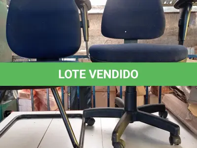 LOTE 230 - 02 CADEIRAS PARA ESCRITÓRIO SENDO 01 GIRATÓRIA COM RODINHAS E 01 COM PÉS FIXOS. (NO ESTADO) ATENÇÃO! FAZER A VISITAÇÃO ANTES DE ARREMATAR, NÃO SABEMOS SE FUNCIONA, LEILÃO NÃO TEM GARANTIA E NEM DEVOLUÇÃO, SUJEITO A POSSÍVEIS AVARIAS VISÍVEIS/OCULTAS E/OU AUSÊNCIA DE COMPONENTES.
