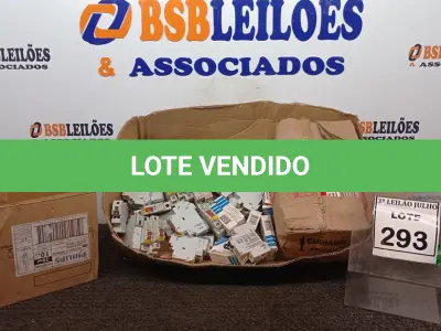 LOTE 293 - 10 LÂMPADAS PHILIPS 26W E GRANDE QUANTIDADE DE DISJUNTORES, COLCHETES E CLIPS DE PAPEL. (NO ESTADO) ATENÇÃO! FAZER A VISITAÇÃO ANTES DE ARREMATAR, NÃO SABEMOS SE FUNCIONA, LEILÃO NÃO TEM GARANTIA E NEM DEVOLUÇÃO, SUJEITO A POSSÍVEIS AVARIAS VISÍVEIS/OCULTAS E/OU AUSÊNCIA DE COMPONENTES.