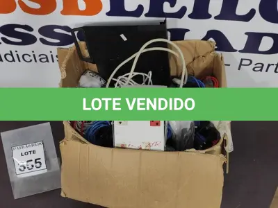 LOTE 355 - 01 TRANSFORMADOR DE VOLTAGEM E 01 CAIXA COM GRANDE QUANTIDADE DE CABOS VARIADOS. (NO ESTADO) ATENÇÃO! FAZER A VISITAÇÃO ANTES DE ARREMATAR, NÃO SABEMOS SE FUNCIONA. LEILÃO NÃO TEM GARANTIA E NEM DEVOLUÇÃO, SUJEITO A POSSÍVEIS AVARIAS VISÍVEIS/OCULTAS E/OU AUSÊNCIA DE COMPONENTES.