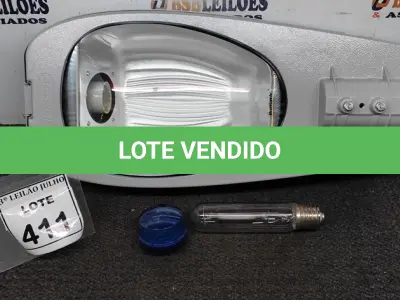 LOTE 411 - 01 LUMINÁRIA DE POSTE. (NO ESTADO) ATENÇÃO! FAZER A VISITAÇÃO ANTES DE ARREMATAR, NÃO SABEMOS SE FUNCIONA, LEILÃO NÃO TEM GARANTIA E NEM DEVOLUÇÃO, SUJEITO A POSSÍVEIS AVARIAS VISÍVEIS/OCULTAS E/OU AUSÊNCIA DE COMPONENTES.