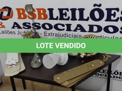 LOTE 334 - 03 VENTILADORES DE TETO SENDO 02 TIPOS LUMINÁRIAS. (NO ESTADO) ATENÇÃO! FAZER A VISITAÇÃO ANTES DE ARREMATAR, NÃO SABEMOS SE FUNCIONA. LEILÃO NÃO TEM GARANTIA E NEM DEVOLUÇÃO, SUJEITO A POSSÍVEIS AVARIAS VISÍVEIS/OCULTAS E/OU AUSÊNCIA DE COMPONENTES.