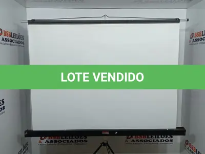 LOTE 279 - 01 TELA DE PROJEÇÃO RETRÁTIL. (NO ESTADO) ATENÇÃO! FAZER A VISITAÇÃO ANTES DE ARREMATAR, NÃO SABEMOS SE FUNCIONA, LEILÃO NÃO TEM GARANTIA E NEM DEVOLUÇÃO, SUJEITO A POSSÍVEIS AVARIAS VISÍVEIS/OCULTAS E/OU AUSÊNCIA DE COMPONENTES.