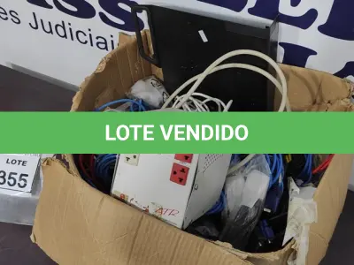 LOTE 355 - 01 TRANSFORMADOR DE VOLTAGEM E 01 CAIXA COM GRANDE QUANTIDADE DE CABOS VARIADOS. (NO ESTADO) ATENÇÃO! FAZER A VISITAÇÃO ANTES DE ARREMATAR, NÃO SABEMOS SE FUNCIONA. LEILÃO NÃO TEM GARANTIA E NEM DEVOLUÇÃO, SUJEITO A POSSÍVEIS AVARIAS VISÍVEIS/OCULTAS E/OU AUSÊNCIA DE COMPONENTES.