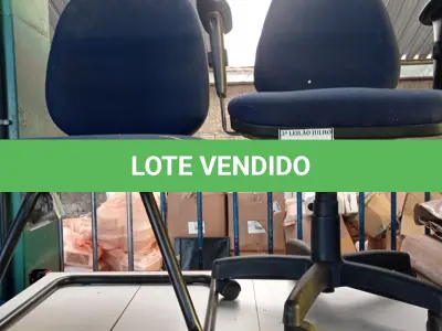 LOTE 230 - 02 CADEIRAS PARA ESCRITÓRIO SENDO 01 GIRATÓRIA COM RODINHAS E 01 COM PÉS FIXOS. (NO ESTADO) ATENÇÃO! FAZER A VISITAÇÃO ANTES DE ARREMATAR, NÃO SABEMOS SE FUNCIONA, LEILÃO NÃO TEM GARANTIA E NEM DEVOLUÇÃO, SUJEITO A POSSÍVEIS AVARIAS VISÍVEIS/OCULTAS E/OU AUSÊNCIA DE COMPONENTES.