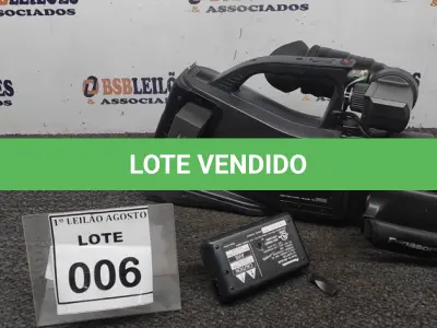 LOTE 006 - 01 CÂMERA FILMADORA PROFISSIONAL MARCA PANASONIC. (NO ESTADO) ATENÇÃO! FAZER A VISITAÇÃO ANTES DE ARREMATAR, NÃO SABEMOS SE FUNCIONA. LEILÃO NÃO TEM GARANTIA E NEM DEVOLUÇÃO, SUJEITO A POSSÍVEIS AVARIAS VISÍVEIS/OCULTAS E/OU AUSÊNCIA DE COMPONENTES.