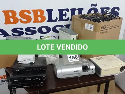 LOTE 186 - 02 PROJETORES, 01 XBOX 360, 03 APARELHOS DE DVD E VÁRIOS LEITORES DE CÓDIGOS DE BARRA E PERIFÉRICOS DIVERSOS. (NO ESTADO) ATENÇÃO! FAZER A VISITAÇÃO ANTES DE ARREMATAR, NÃO SABEMOS SE FUNCIONA. LEILÃO NÃO TEM GARANTIA E NEM DEVOLUÇÃO, SUJEITO A POSSÍVEIS AVARIAS VISÍVEIS/OCULTAS E/OU AUSÊNCIA DE COMPONENTES.