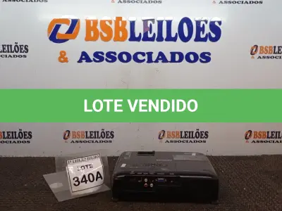 LOTE 340 - 01 PROJETOR MARCA EPSON. (NO ESTADO) ATENÇÃO! FAZER A VISITAÇÃO ANTES DE ARREMATAR, NÃO SABEMOS SE FUNCIONA, LEILÃO NÃO TEM GARANTIA E NEM DEVOLUÇÃO, SUJEITO A POSSÍVEIS AVARIAS VISÍVEIS/OCULTAS E/OU AUSÊNCIA DE COMPONENTES.
