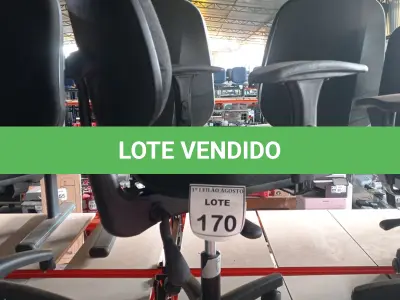 LOTE 170 - 01 CADEIRA DE ESCRITÓRIO COM RODINHAS. (NO ESTADO) ATENÇÃO! FAZER A VISITAÇÃO ANTES DE ARREMATAR, NÃO SABEMOS SE FUNCIONA. LEILÃO NÃO TEM GARANTIA E NEM DEVOLUÇÃO, SUJEITO A POSSÍVEIS AVARIAS VISÍVEIS/OCULTAS E/OU AUSÊNCIA DE COMPONENTES.