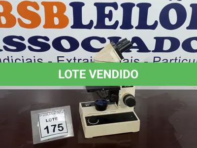 LOTE 175 - 01 MICROSCÓPIO. (NO ESTADO) ATENÇÃO! FAZER A VISITAÇÃO ANTES DE ARREMATAR, NÃO SABEMOS SE FUNCIONA. LEILÃO NÃO TEM GARANTIA E NEM DEVOLUÇÃO, SUJEITO A POSSÍVEIS AVARIAS VISÍVEIS/OCULTAS E/OU AUSÊNCIA DE COMPONENTES.