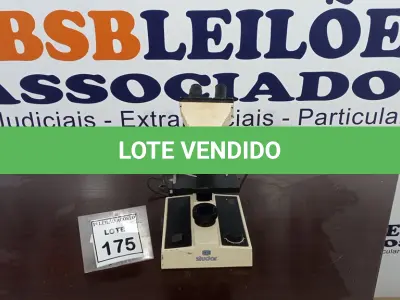 LOTE 175 - 01 MICROSCÓPIO. (NO ESTADO) ATENÇÃO! FAZER A VISITAÇÃO ANTES DE ARREMATAR, NÃO SABEMOS SE FUNCIONA. LEILÃO NÃO TEM GARANTIA E NEM DEVOLUÇÃO, SUJEITO A POSSÍVEIS AVARIAS VISÍVEIS/OCULTAS E/OU AUSÊNCIA DE COMPONENTES.