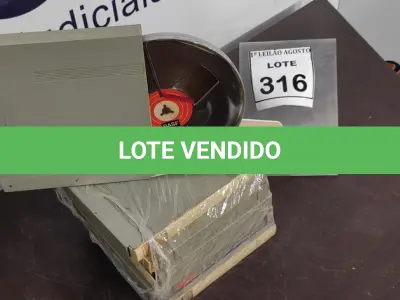 LOTE 316 - 06 FITAS DE FILME DE ROLO. (NO ESTADO) ATENÇÃO! FAZER A VISITAÇÃO ANTES DE ARREMATAR, NÃO SABEMOS SE FUNCIONA, LEILÃO NÃO TEM GARANTIA E NEM DEVOLUÇÃO, SUJEITO A POSSÍVEIS AVARIAS VISÍVEIS/OCULTAS E/OU AUSÊNCIA DE COMPONENTES.