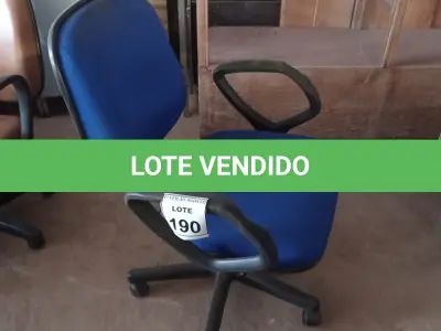 LOTE 190 - 01 CADEIRA DE ESCRITÓRIO COM RODINHAS. (NO ESTADO) ATENÇÃO! FAZER A VISITAÇÃO ANTES DE ARREMATAR, NÃO SABEMOS SE FUNCIONA. LEILÃO NÃO TEM GARANTIA E NEM DEVOLUÇÃO, SUJEITO A POSSÍVEIS AVARIAS VISÍVEIS/OCULTAS E/OU AUSÊNCIA DE COMPONENTES.